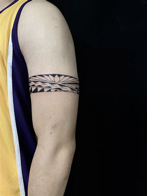 Il tatuaggio bracciale maschile che rende il bicipite ancora più。